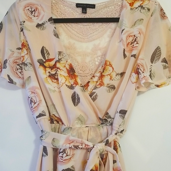 Signature Studio Wrap Dress Size Medium - Picture 2 of 8